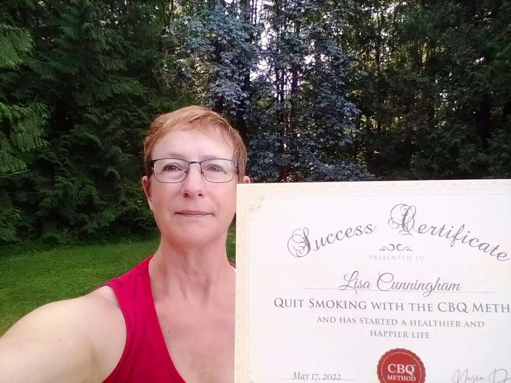 Lisa Cunningham holding her CBQ Success Certificate